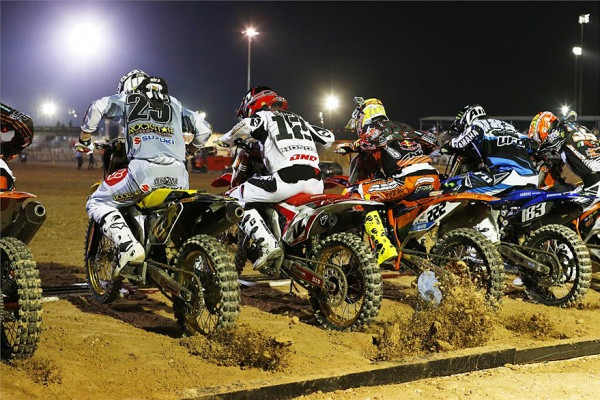 Qatarissa ajettiin historian ensimmäinen motocrossin MM-osakilpailu valojen alla. Kuva: Suzuki Racing
