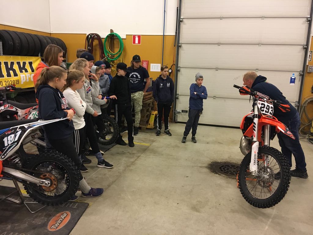 Leirillä on keskitytty muun muassa oikean ajoasennon löytämiseen, kurviajamiseen sekä hyppäämiseen.