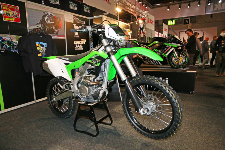 Kawasaki KX250F -enduro katuvarusteltuna.