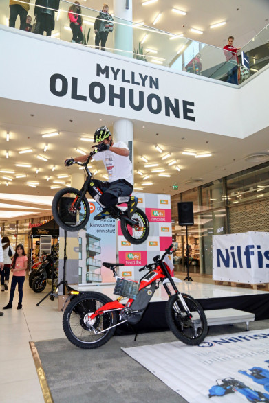 Javi Alonso esiintyi myös Myllyn Olohuoneessa, missä hän hyppi mm. Bultaco-sähköfillarin yli.