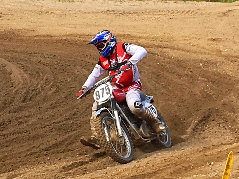 OFFROADPron Tommy Salonen paukutteli A-luokassa Team Hartikaisen Hussella yhteissijalle neljä. Mies valitteli, että laite kulkisi kyllä vaikka kuinka, mutta jousitus ei kestä nykyradan hyppyjä eikä patteja.