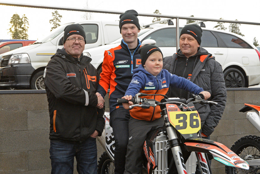 Elias Vanhalakka tekee paluun Motopalvelun väreihin. Kauppiaat molemmin puolin toivottavat Elkun tervetulleeksi ja pikkuveikkakin pääsee touhuamaan mukana täysillä.