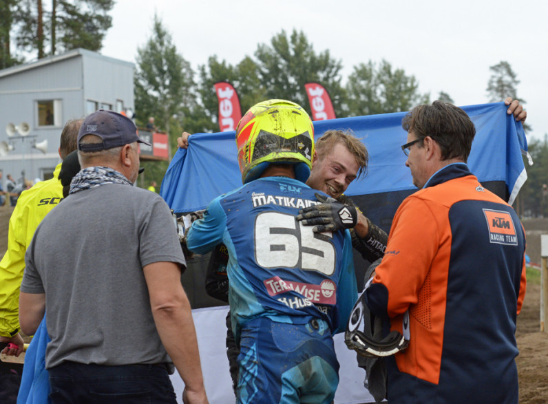 Juuso Matikainen onnitteli ensimmäisten joukossa ison luokan uutta mestaria erän jälkeen. Matikainen ajoi jälleen vahvan kauden ja oli Kullaksen ohella oikeastaan ainoa vakavampi uhka Erki Kahrolle. SM-hopealle noussut Matikainen ansaitsi mitalin tasaisen hyvällä ajolla.