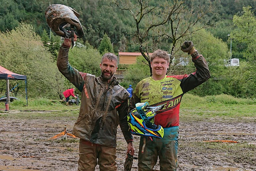 Janne Mukkala (vas.) ja Santeri Enjala tuulettivat kisan jälkeen.