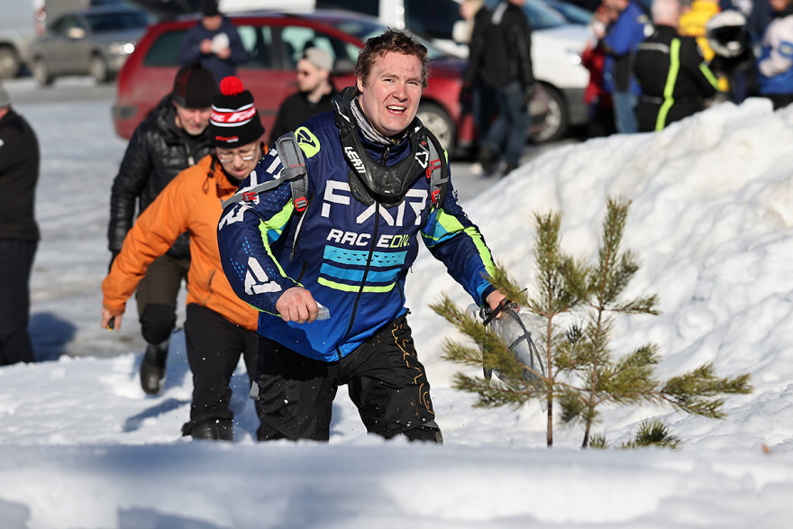 Lauri Lavikan kaasuvaijeri meni poikki Auttoisen maastokokeen alussa. Mies käveli metsästä pois ja sai kaasuvaijerin, jonka hän kävi asentamassa spoorinreunalla olleeseen pyöräänsä. Aikaa tilanteessa meni puolisen tuntia ja tilille tuli sen vuoksi myös kasapäin AT-minuutteja. Mutta Lavikka ajoi sisulla kilpailun maaliin ja hänet palkittiin sen vuoksi Taistelijan Tanko -kiertopalkinnolla.