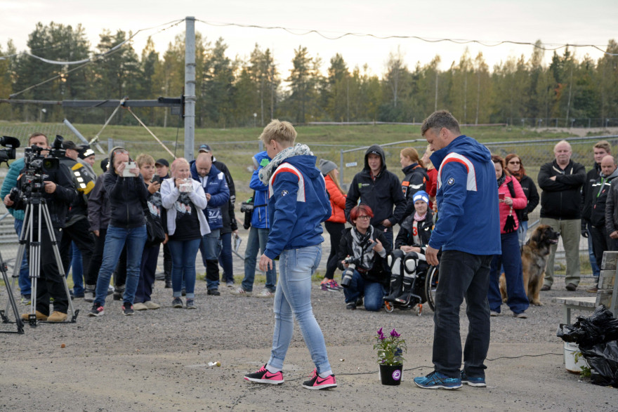 Tuoreet maailmanmestarit Kirsi Kainulainen ja Pekka Päivärinta kiinnostivat yleisöä ja mediaa.