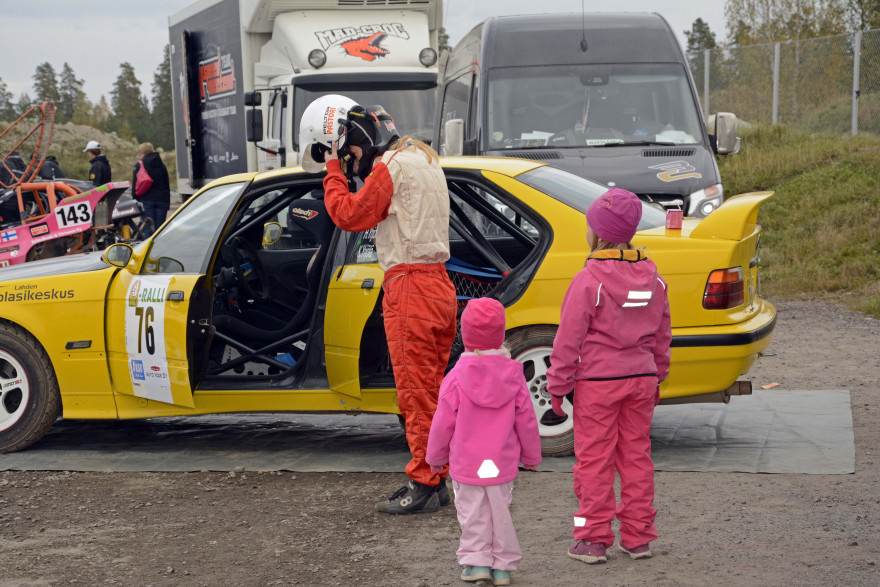 Ralliauto kiinnostaa tyttöjä kovasti.