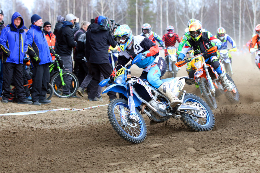 Henric Stigell (377) kamppaili kilpailun alussa Toni Erikssonin (8) kanssa.