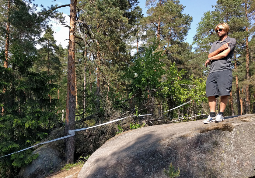 Jyrki Järvi kävelemässä reittiä.