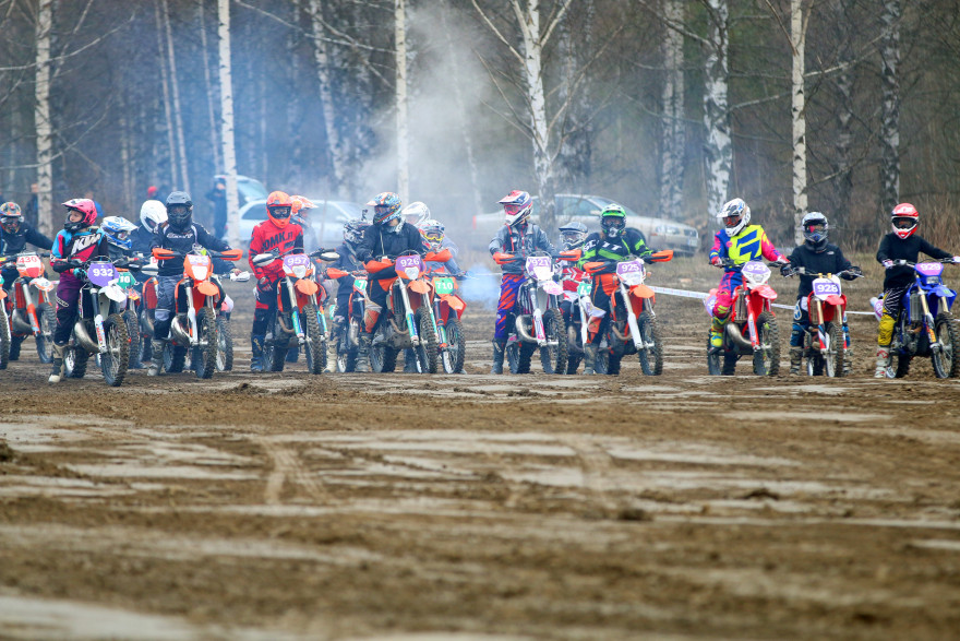 Kristiina Komulainen (921) kiertää ahkerasti naisten kilpailuja eri offroad-lajeissa.