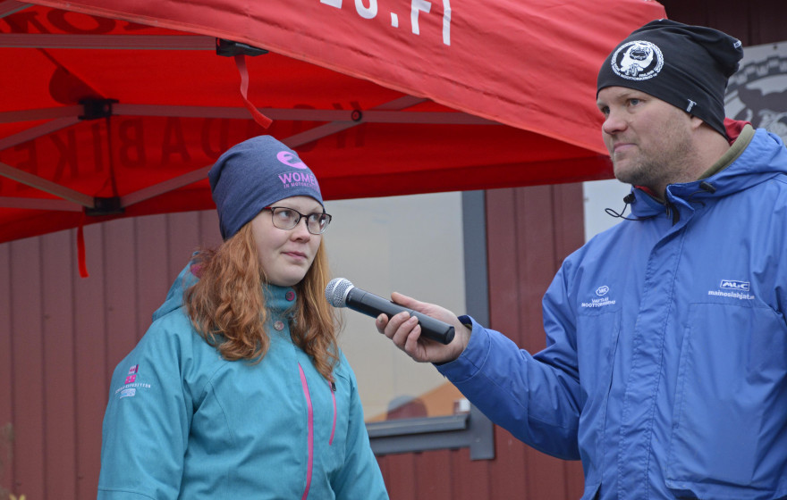 Sanna Kärkkäinen toimi kukittajana ja vastaili Jussi Vornasen haastattelukysymyksiin.