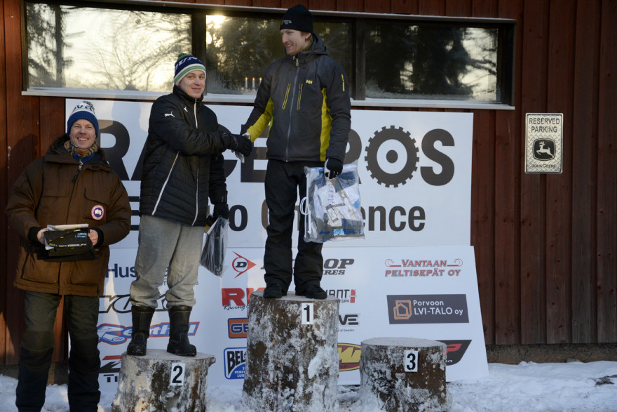 Harrasteen ykkönen ja kakkonen, Jarkko Uotila ja Joni Luomala hakemassa palkintonsa. Toni Myllynen puuttu kuvasta.