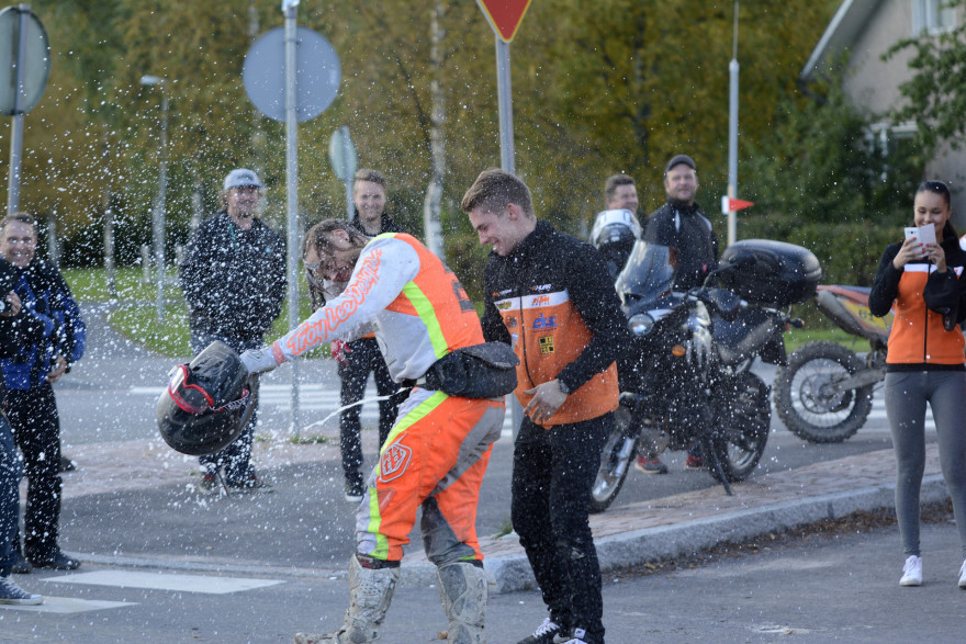 Pulloon ei jäänyt kuin pisara pohjalle...