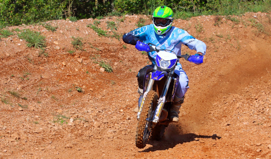 Sherco 300 SE-R soveltuu myös motocrossiin, vaikka enduromaasto onkin sen ominta-alaa.
