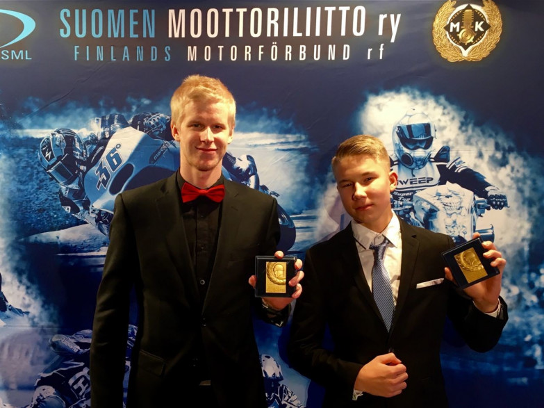 Suomen mestarit Aki Manninen ja Kim Savaste saivat arvomitalinsa.