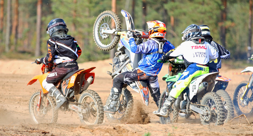 Axel Hellström oli startin kaatumisestaan huolimatta MXC-joukkueiden viidennen erän viides.