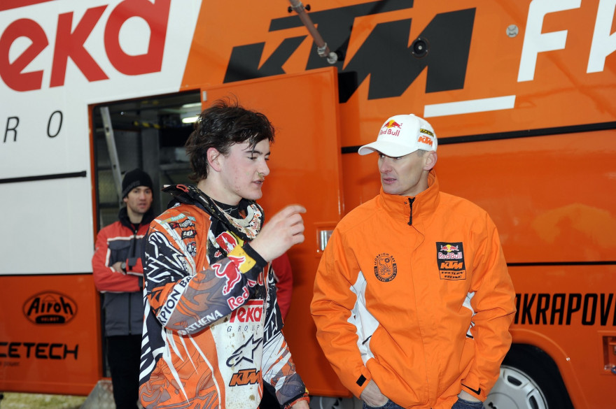 Jeffrey Herlings (vas.) ja tiimipomo Stefan Everts.
