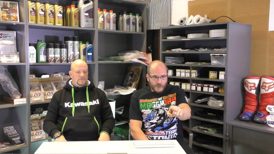 Kimmo Elo (vas.) ja Petri Niemelä pureutuvat Tampere Supercrossiin.