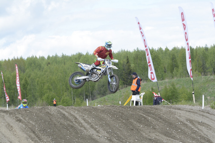 Mauno Hermunen nappasi kummassakin ison luokan lähdössä holeshotit ja ajoi hyvät kisaerät.