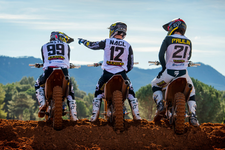 Tiimissä ajavat Max Anstie (vas.), Max Nagl ja Gautier Paulin.