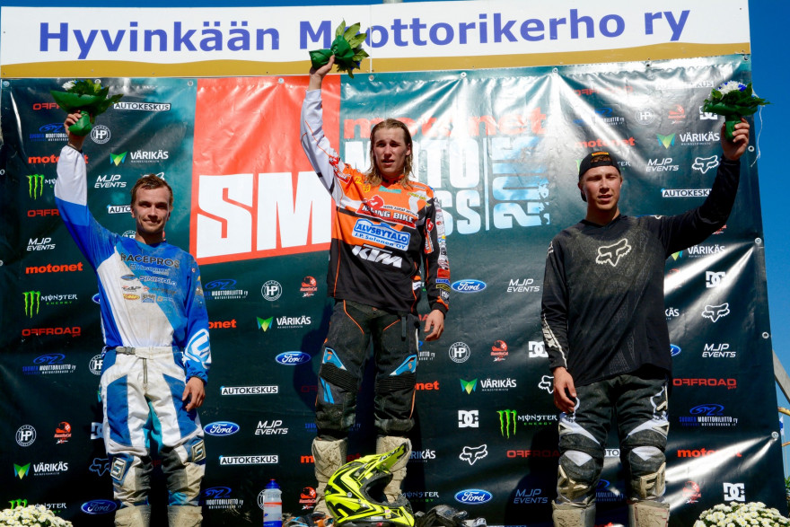 MX1-luokan avauserän kärkikolmikko, keskellä tuore mestari Henric Stigell, vasemmalla Ludde Söderberg, oikealla Teemu Keljo.