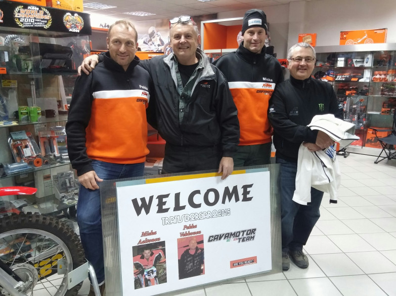 Vasemmalta Pekka Vehkonen, Mario Cavazzana (paikallinen KTM- dealer), Miska Aaltonen ja Riccardo Colonna (Suomen joukkueenjohtaja)