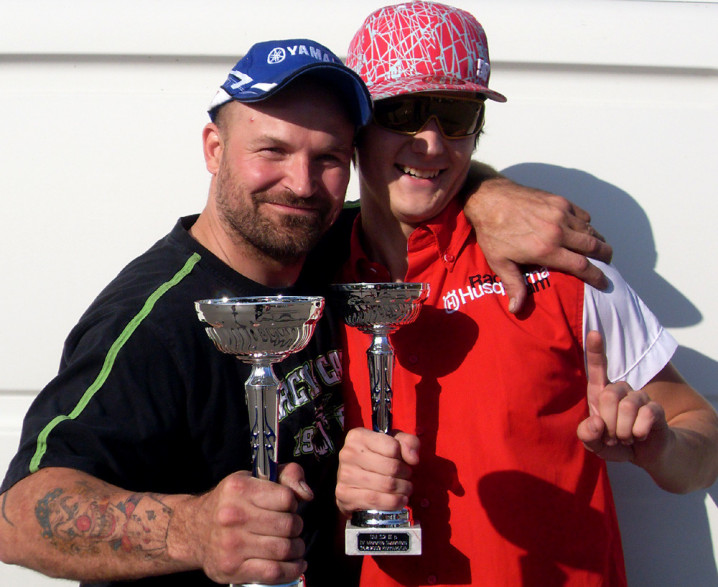 Ari Åstedt (vas.) ja Kalle Toronen ovat supermotojen Suomen mestarit vuosimallia 2009.