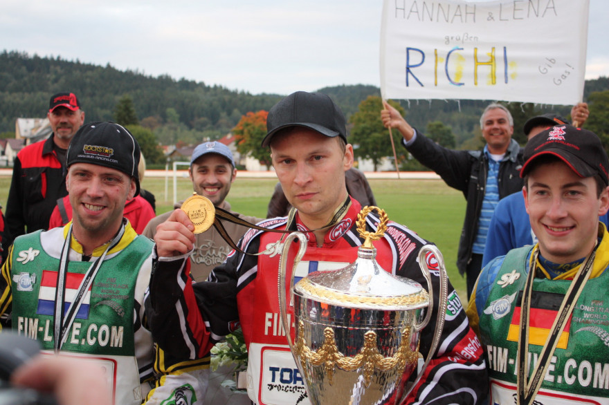 Maaradan MM-kauden 2010 TOP3: hopeaa Theo Pijper (vas.), kultaa Joonas Kylmäkorpi ja pronssia Richard Sepiser.