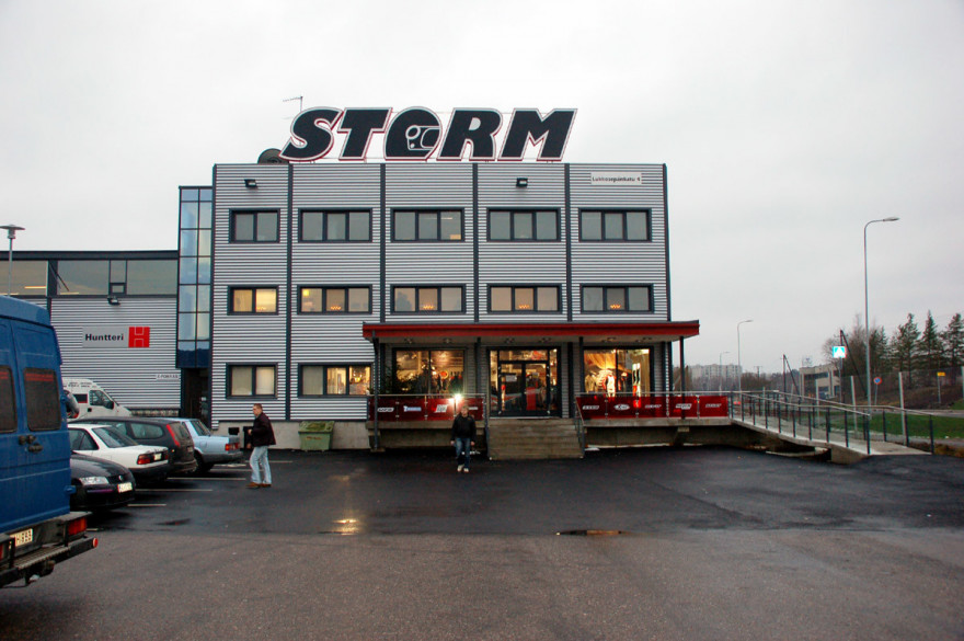 Storm Motorin Turun myymälä toimii entisen TV-tehtaan tiloissa.
