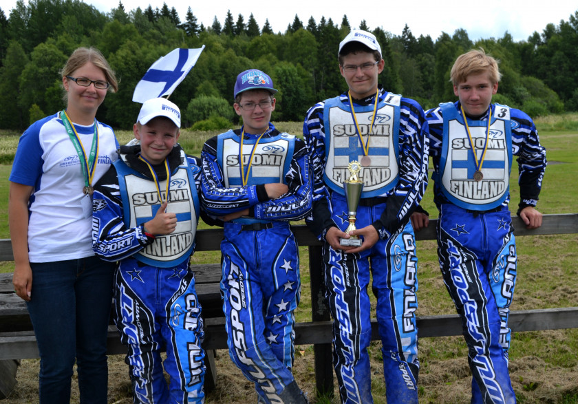 Kuvassa Suomen joukkue oikealta:  Henri Ahlbom, Niilo Vuolas, Antti Vuolas, Arttu Pentinmäki ja joukkueenjohtaja Liisa Vuolas.