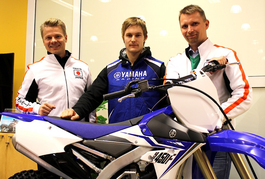 Timo Lehto (vas.), Kalle Toronen ja Yamaha Motorin Tero Karhunen.