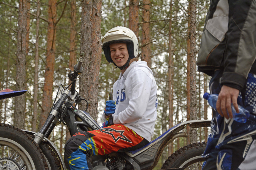 Kytöstä naurattaa porukan kuittailu merkinvaihdoksesta.