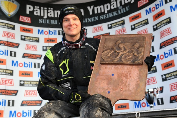 Antti Hellsten ja himoittu Päijännekilpi. Kuva: Jani Hovi / Xracing