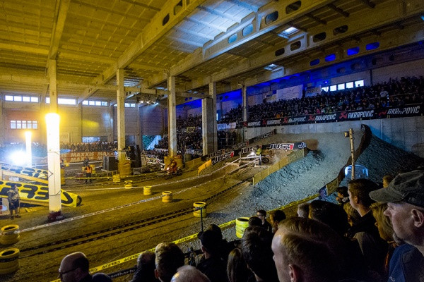 Testi ajettiin osittain tehdashallin sisällä. Kuva: Henri Salminen