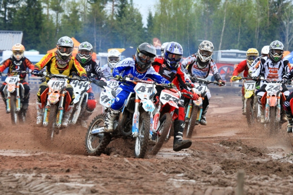 Eilen elämänsä ensimäisen C/B kilpailun jälkeen C/A-luokkaan nostettu Kim Savaste ajoi ensimmäisen erän voittoon.