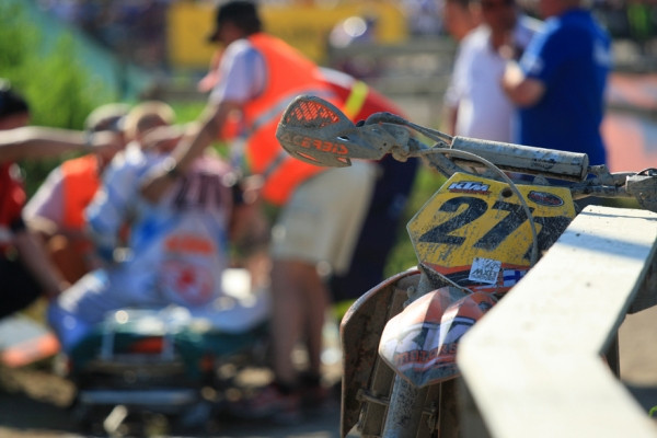 Taustalla tuskainen Aro lääkintähenkilökunnan hoidossa.
