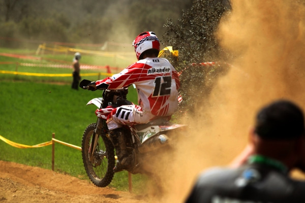 Roni Nikander kaatuili ja ajoi mutkia leveäksi