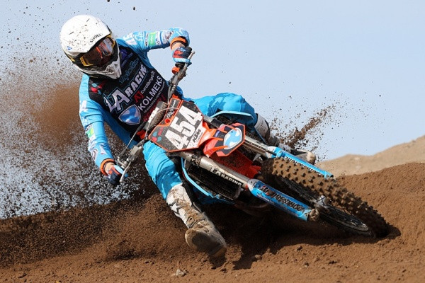 Aleksi Kurvinen edustaa muiden nuorten kanssa Suomen joukkuetta. Kuva: Jani Hovi / Xracing