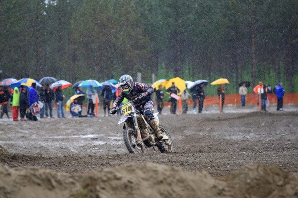 Hiljaa putoilevat pisarat kesäpäivänä...