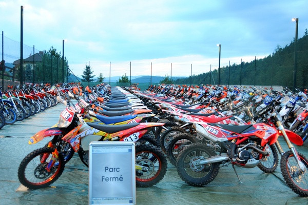 Pyörät odottavat perjantaita suljetulla varikkolla. Kuva: Niklas Nordblad