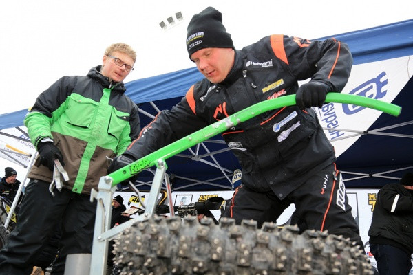 Marko Tarkkala vaihtamassa rengasta Jämsän huollossa. Kuva: Jani Hovi / Xracing