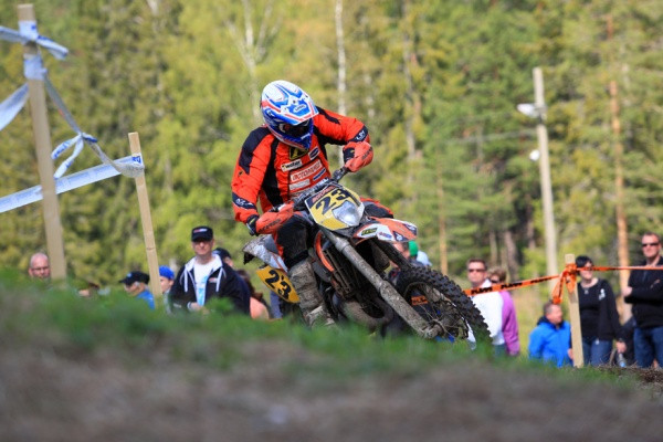 Riku Nikander ajoi 125-kuutioisten tuplavoittoon viikonloppuna.