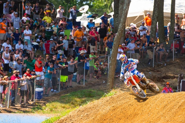 Iso joukko yleisöä oli saapunut seuraamaan kilpailua helteeseen. Kuva: Simon Cudby