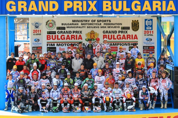 MX1- ja MX2-luokan kuljettajat yhteiskuvassa kauden avauksessa.