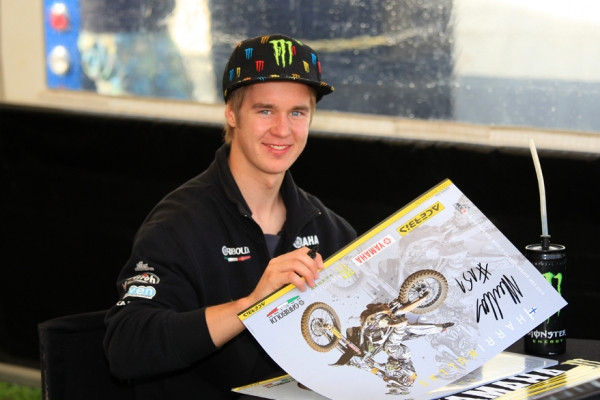 Kullas nimikirjoitusten jaossa.