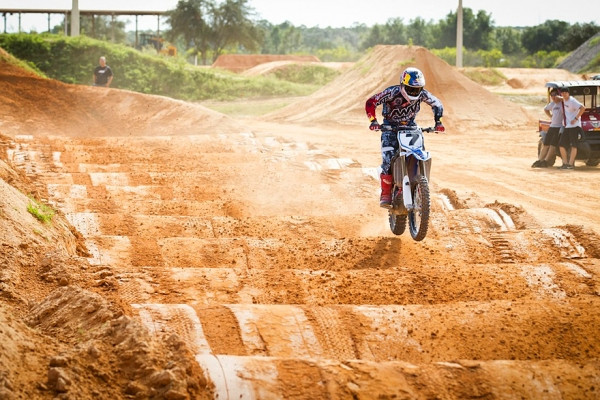 James Stewart vauhdissa. Kuva: js7.com