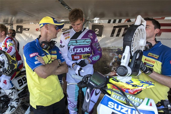 Stefan Everts (vas.) on auttanut Arminas Jasikonista käsittelemään paineita. Kuva: Suzuki