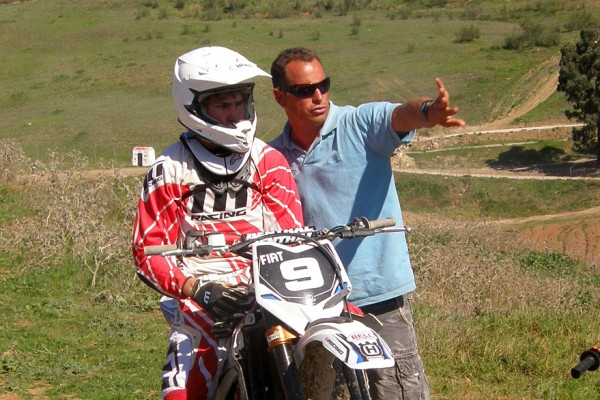 Mikael Kaipanen John van den Bergin opissa Espanjassa