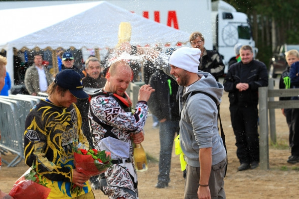 Mestari Mäkinen voiton juhlissa viimeisen erän jälkeen.