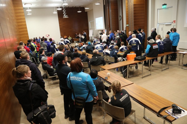 Kuljettajakokouksessa riitti väkeä. Kuva: Jani Hovi / Xracing